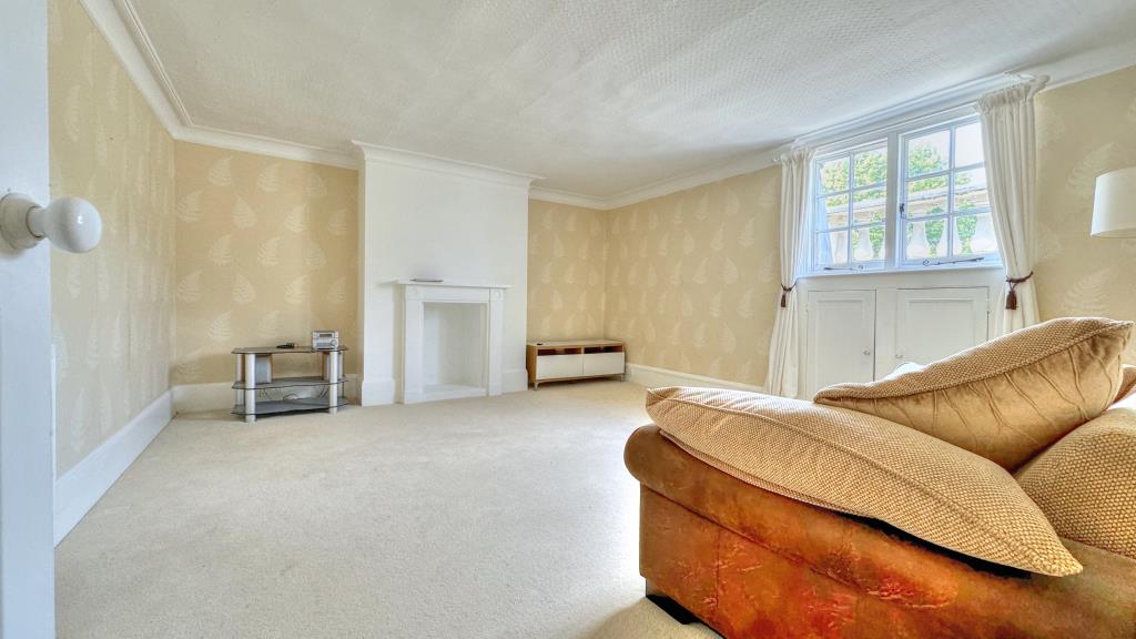 Lot: 167 - TWO-BEDROOM TOP FLOOR FLAT - Spacious Living/Dining Room with Feature Fire Place